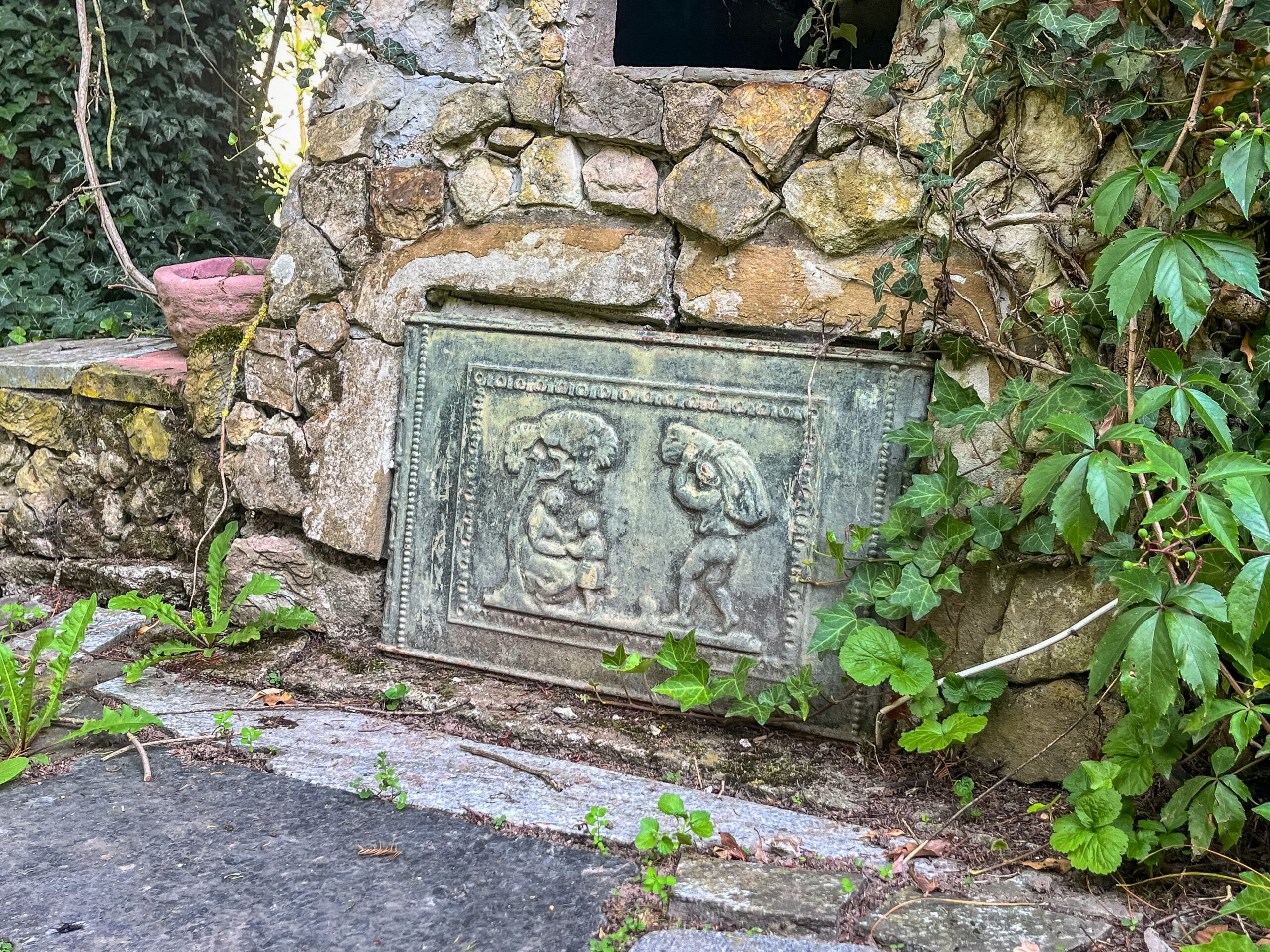 Alte Ofentür im Garten. Ein Relikt!