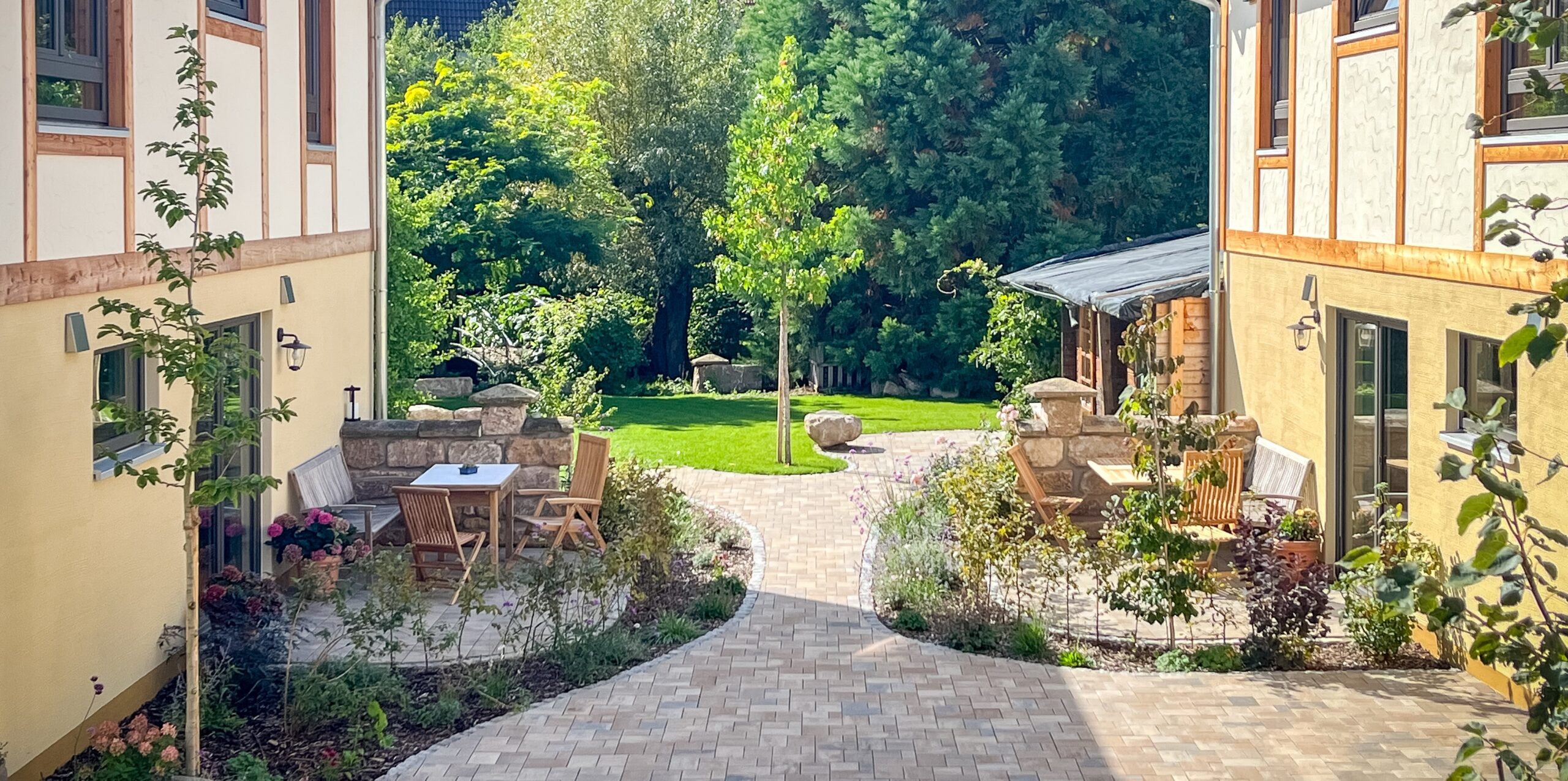 Der Innenhof bei Sonnenschein - ein perfekter Tag für eine Auszeit im Garten